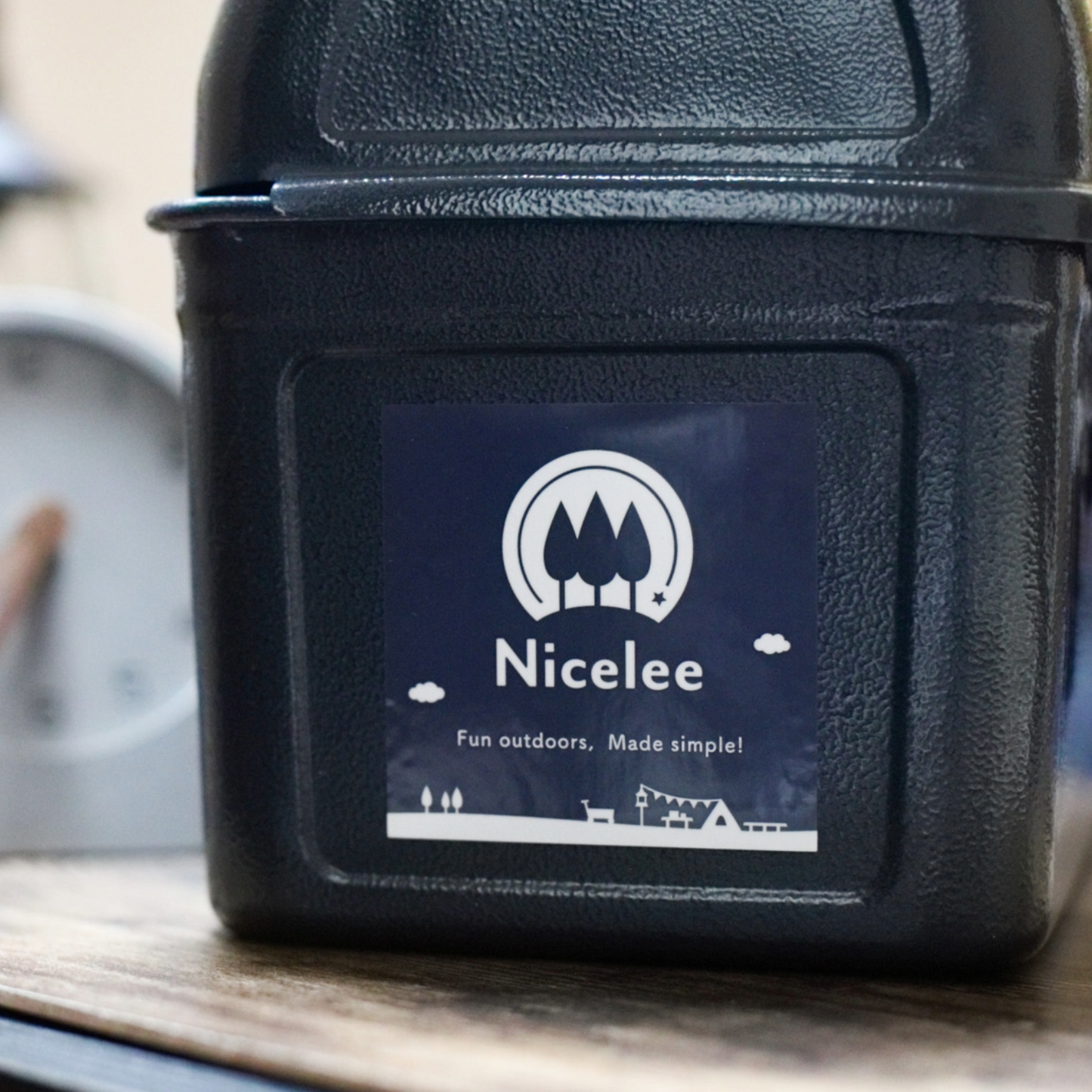 ナイスリー ブランドロゴ 正方形ステッカー