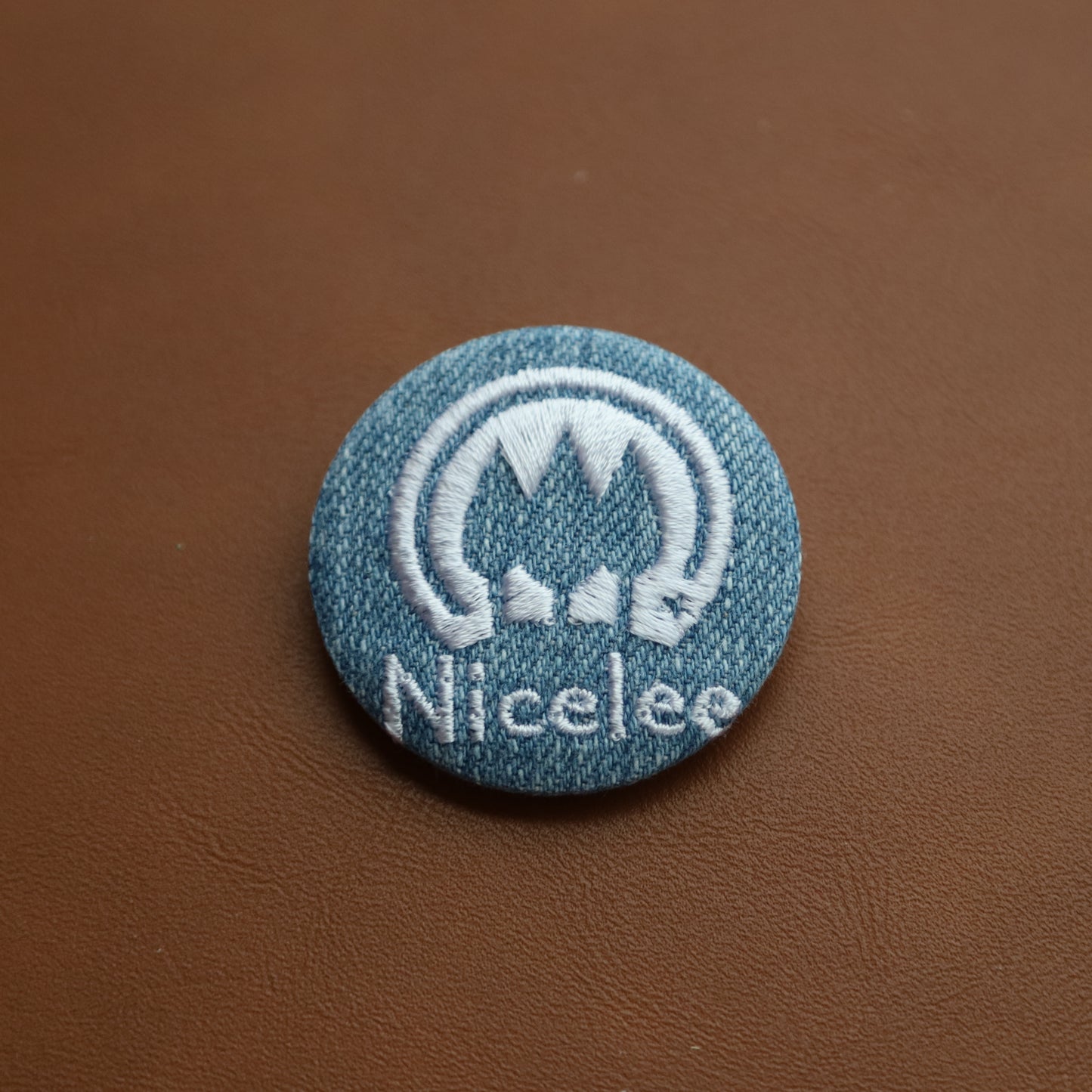 ナイスリー ブランドロゴ デニム缶バッジ